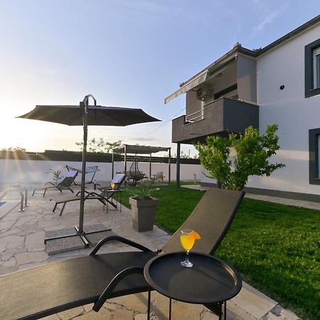 Apartment Amelie - With Pool And Sauna! Galovac  외부 사진