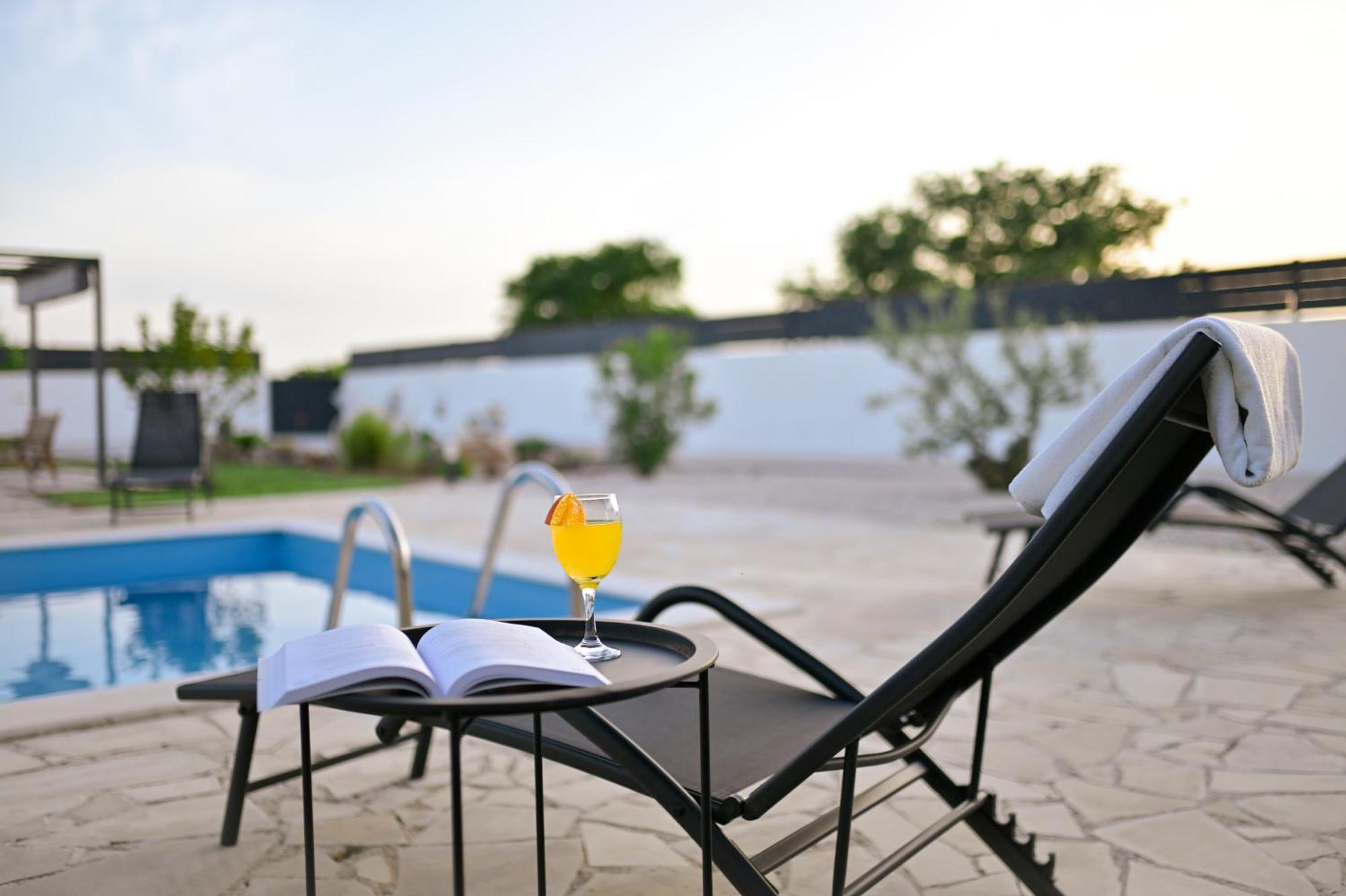 Apartment Amelie - With Pool And Sauna! Galovac  외부 사진