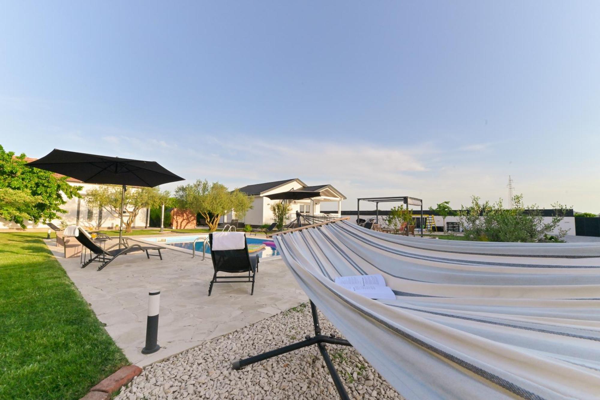 Apartment Amelie - With Pool And Sauna! Galovac  외부 사진